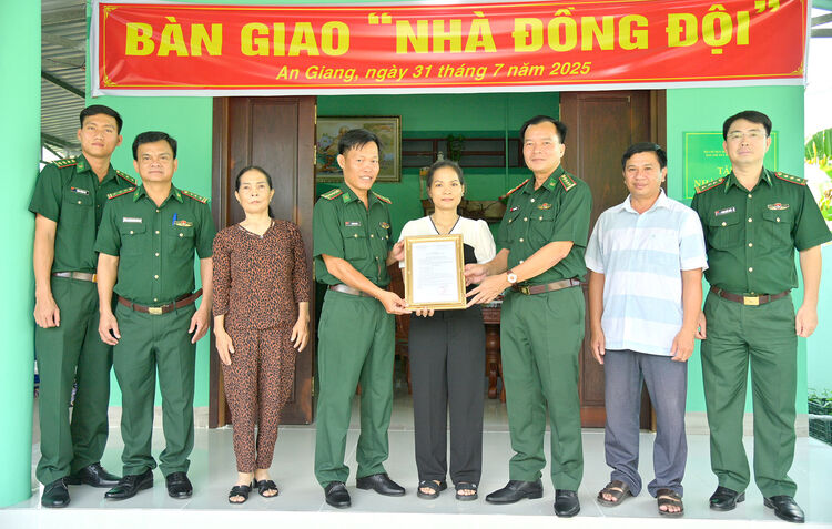 Grenzschutzbeamte der Provinz An Giang übergeben Haus an Kameraden