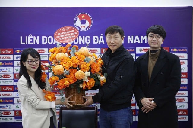 10 giờ 15 hôm nay HLV Kim Sang-sik giao lưu với Báo Thanh Niên về hành trình vô địch U.23 Đông Nam Á 2025 - Ảnh 4.