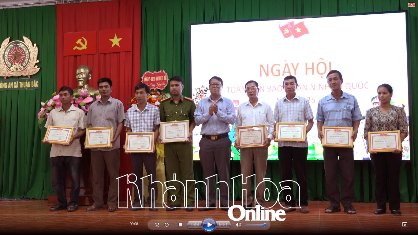 Khen thưởng các tập thể, cá nhân có thành tích xuất sắc.