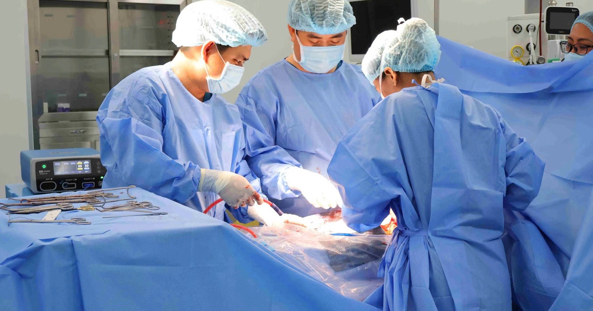 Bé gái 15 tuổi bị khối u buồng trứng kích thước tương đương thai 7 tháng