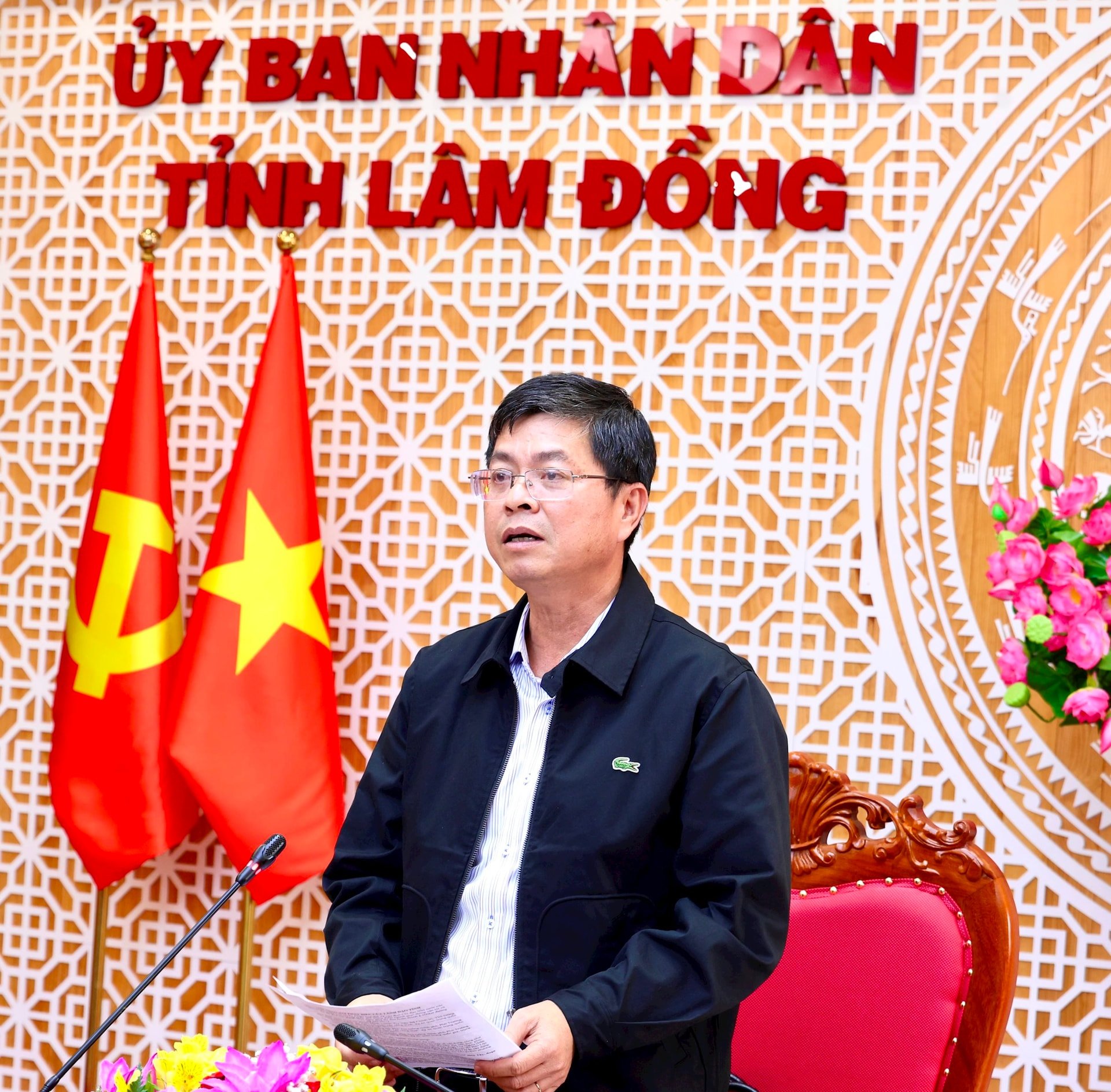 Phó Chủ tịch UBND tỉnh Nguyễn Hồng Hải báo cáo với Thủ tướng và Hội nghị về tình hình thực hiện các công trình, dự án quan trọng quốc gia, trọng điểm ngành giao thông vận tải trên địa bàn tỉnh Lâm Đồng