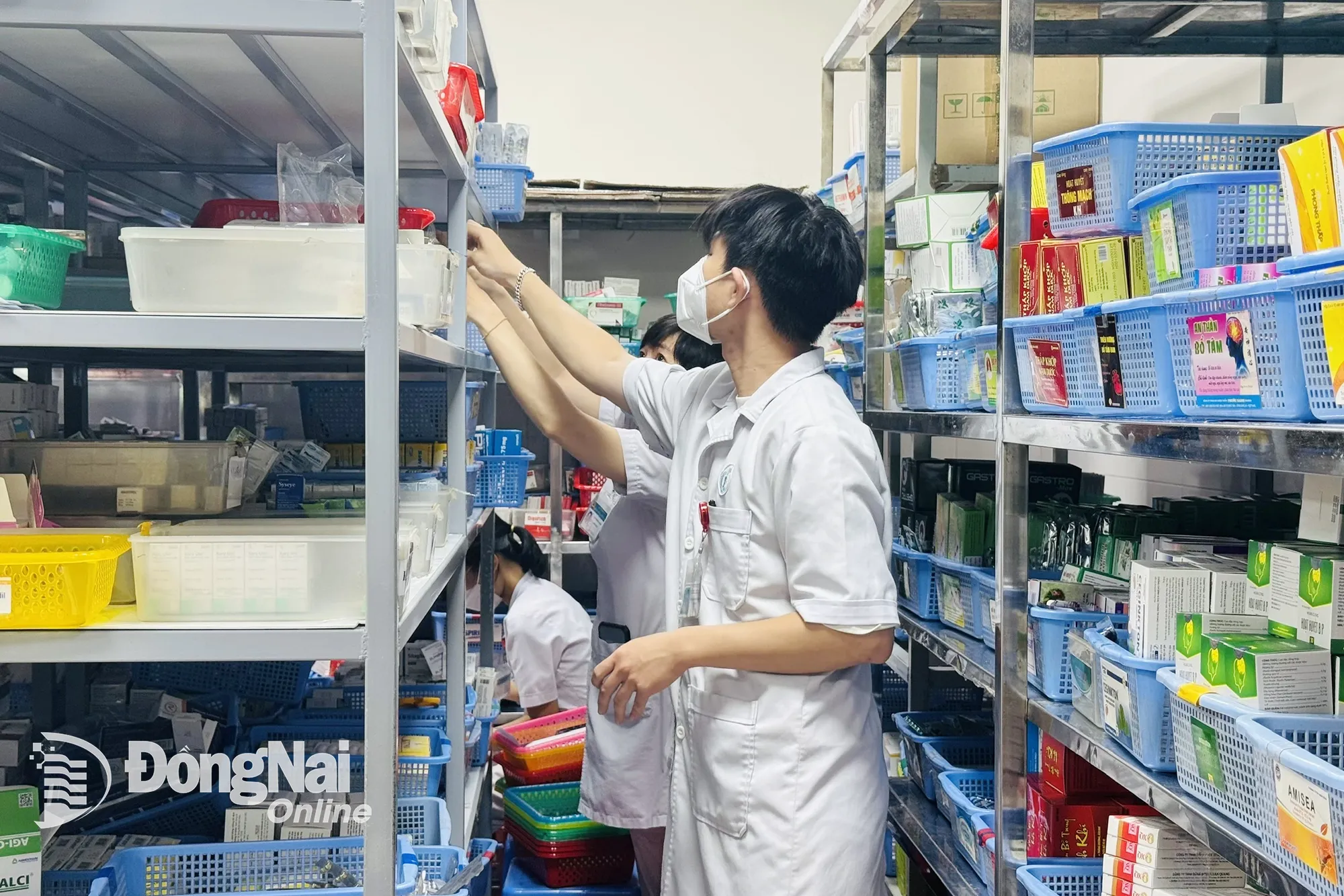 약사들은 통낫 종합병원 시스템과 연계된 처방전에 따라 환자들에게 약을 조제합니다. 사진: 한 융