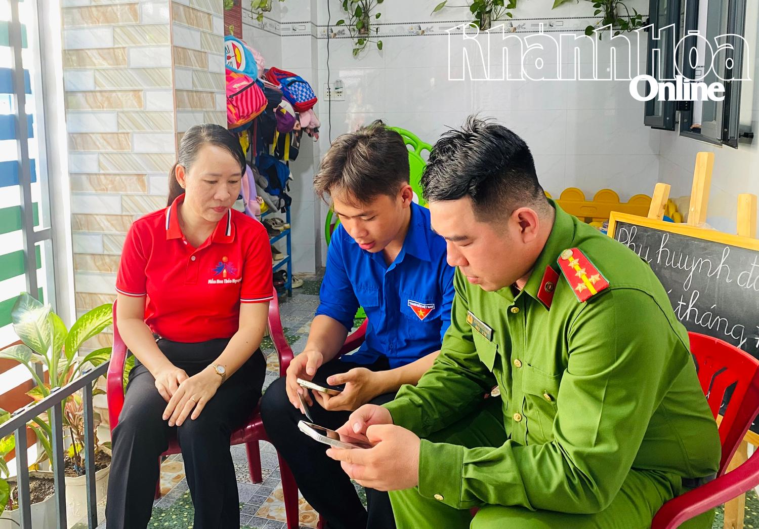 Đoàn viên, thanh niên phường Ninh Chử hướng dẫn người dân tiếp cận và sử dụng các dịch vụ công trực tuyến.