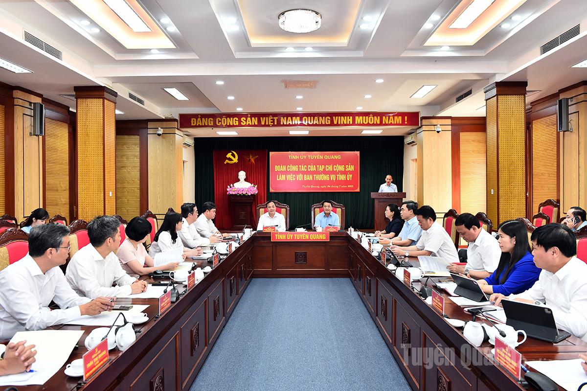 Các đồng chí lãnh đạo Tạp chí Cộng sản và tỉnh trong buổi làm việc.