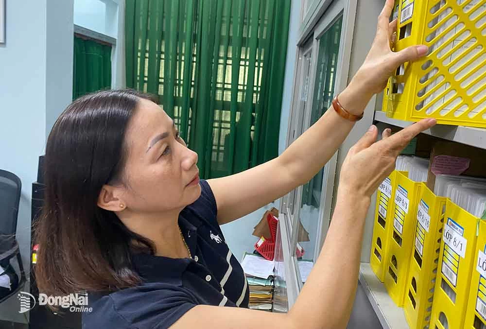 Nhân viên văn thư của Trường trung học cơ sở Trảng Dài (phường Trảng Dài) sắp xếp hồ sơ học sinh. Ảnh: H.Yến