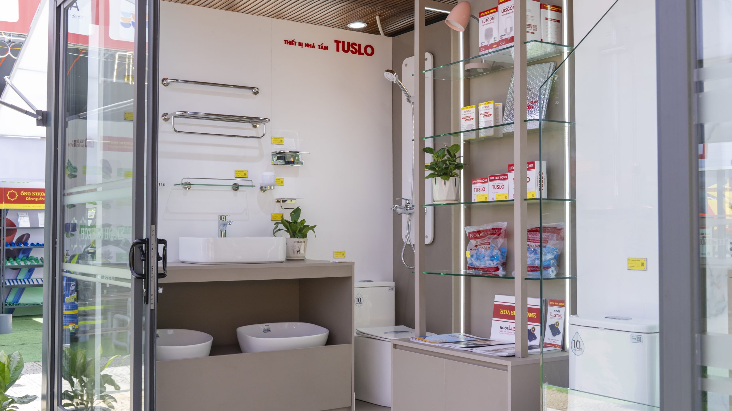 Thiết bị nhà tắm Tuslo được bố trí theo mô phỏng phòng tắm, mang đến trải nghiệm trực quan, giúp khách hàng dễ dàng lựa chọn sản phẩm phù hợp với nhu cầu.
