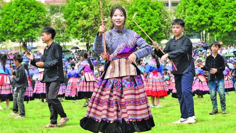 Nam nữ phối hợp trong điệu múa gậy.
