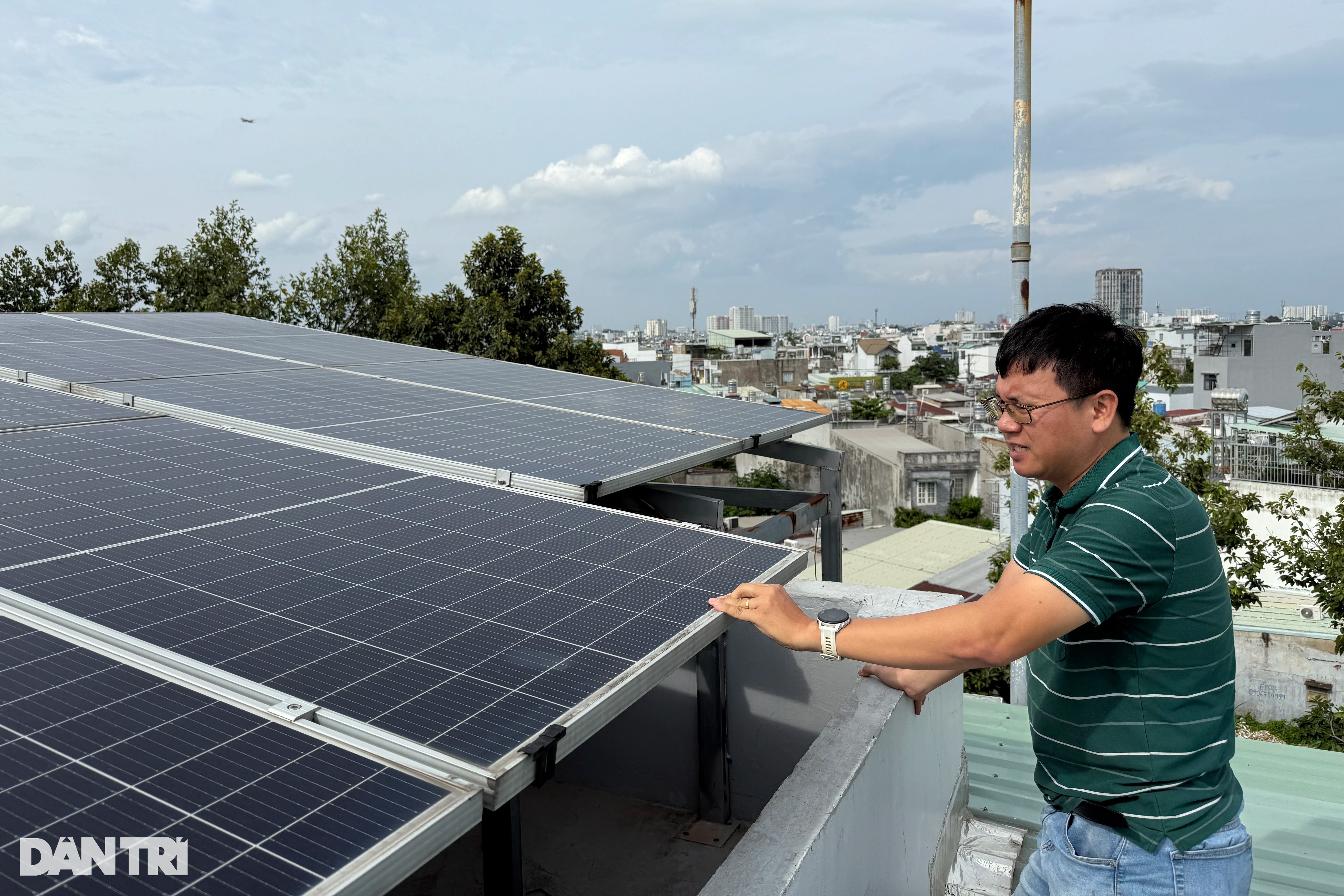 Điện mặt trời áp mái ở TPHCM: Chuyển dịch xanh từ mái nhà người dân - 1