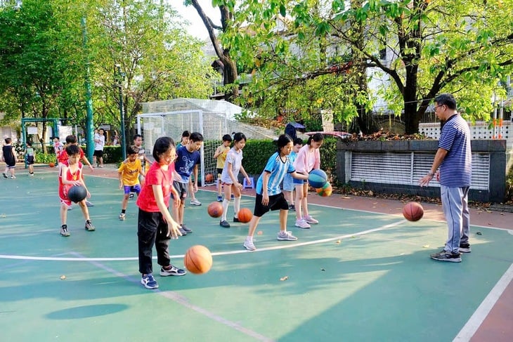 Giúp con 'cai' điện thoại - Ảnh 1.