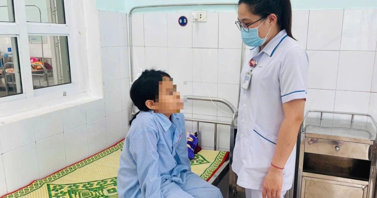 Cùng người thân ra suối chơi, bé gái 10 tuổi bất ngờ bị khỉ tấn công