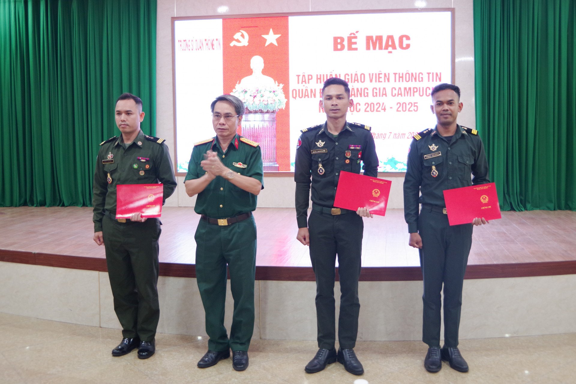 Thủ trưởng Nhà trường trao chứng chỉ tập huấn cho các học viên.