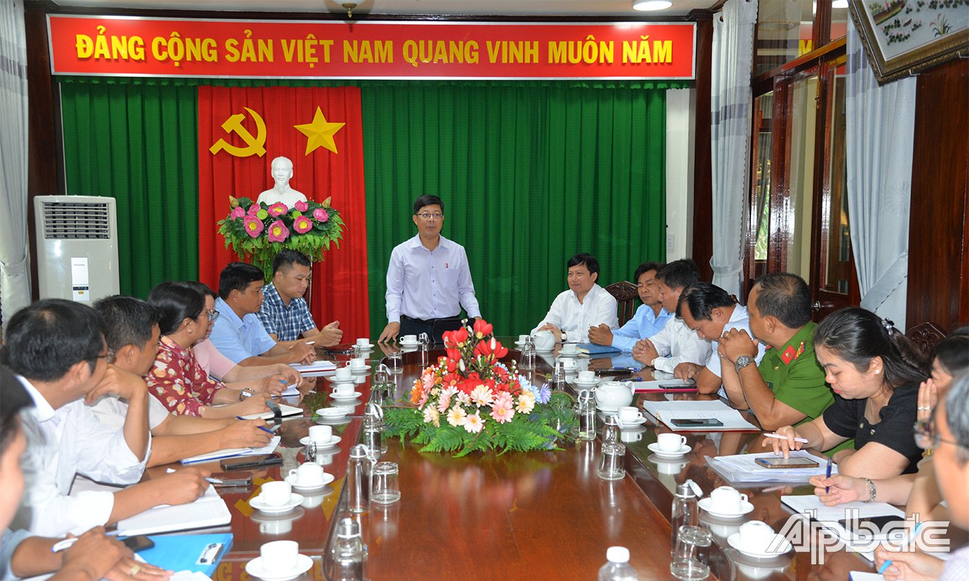 Đồng chí Trần Thanh Nguyên phát biểu tại buổi làm việc với xã Vĩnh Bình