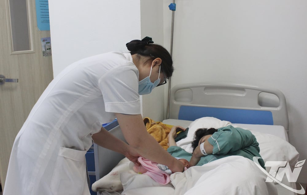 Bác sĩ Bệnh viện Quốc tế Thái Nguyên thăm khám sức khỏe sản phụ sau sinh.