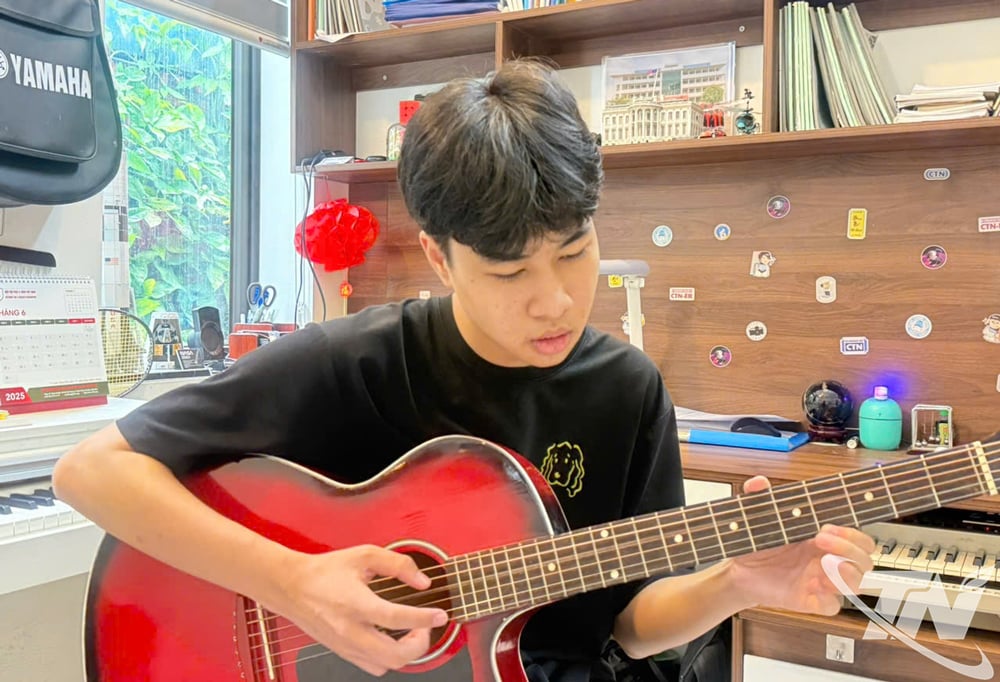 หวู่ลัมหุ่ง เล่นกีตาร์