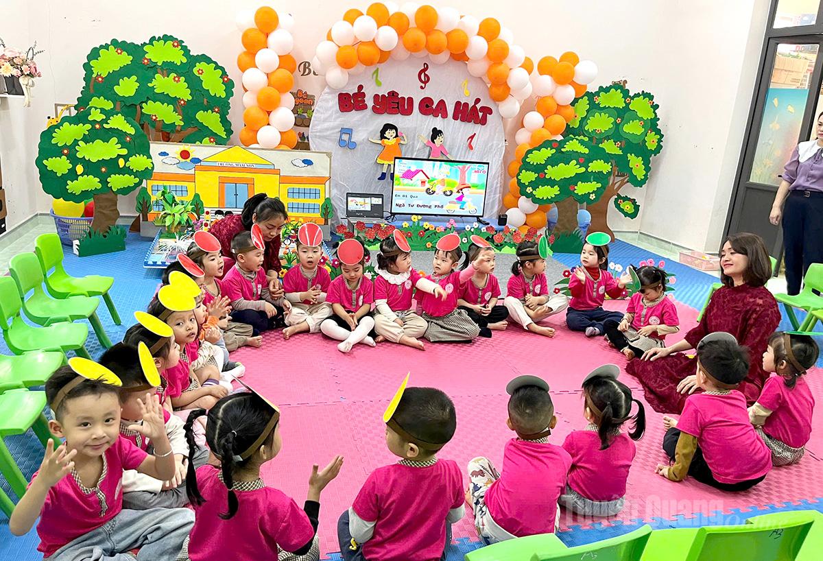 Una clase de profesores y estudiantes en el jardín de infancia Tan Trao, barrio Minh Xuan.