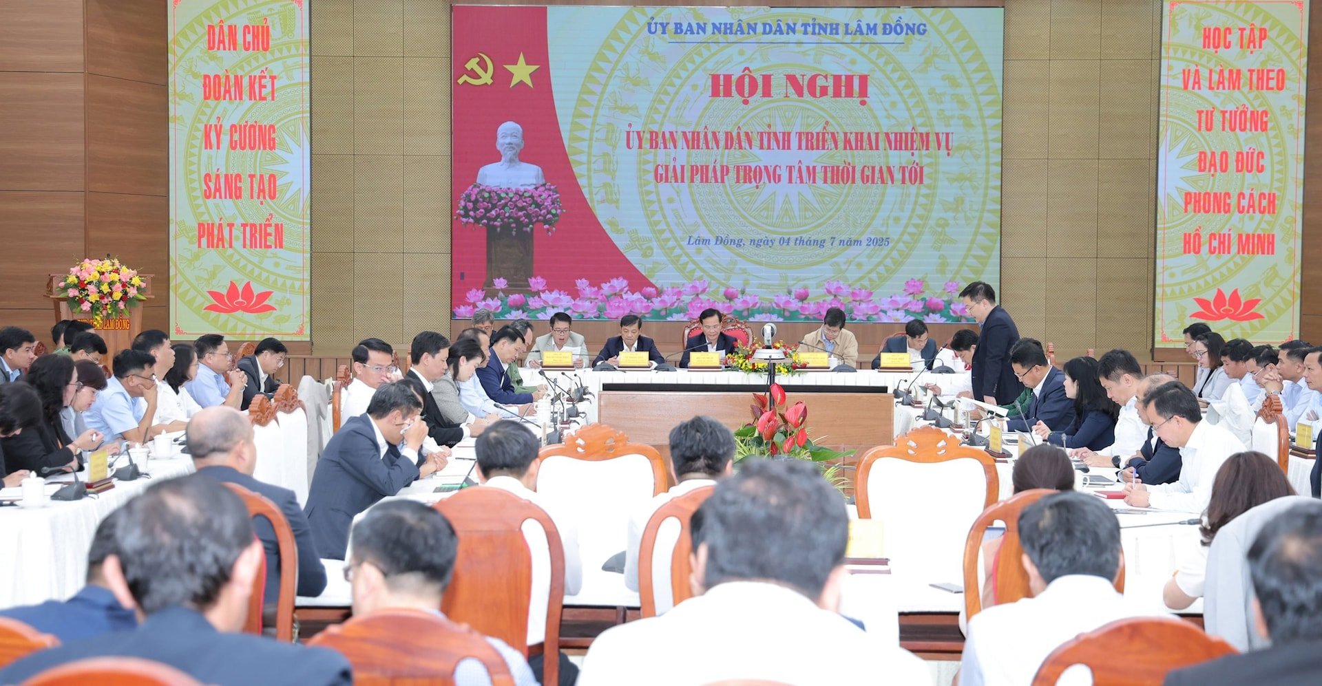 quang-canh-hoi-nghi-ubnd-tinh(1).jpg