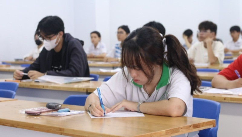 Candidates participating in the second round of the 2025 competency assessment exam.