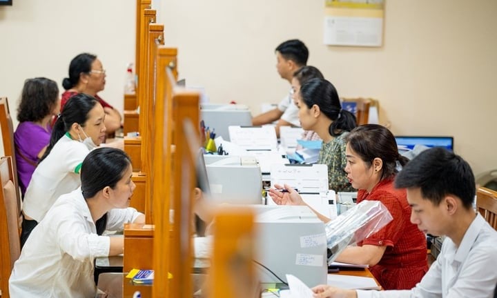 Công chức Hà Nội làm việc tại UBND phường Hoàn Kiếm. (Ảnh: TTXVN)