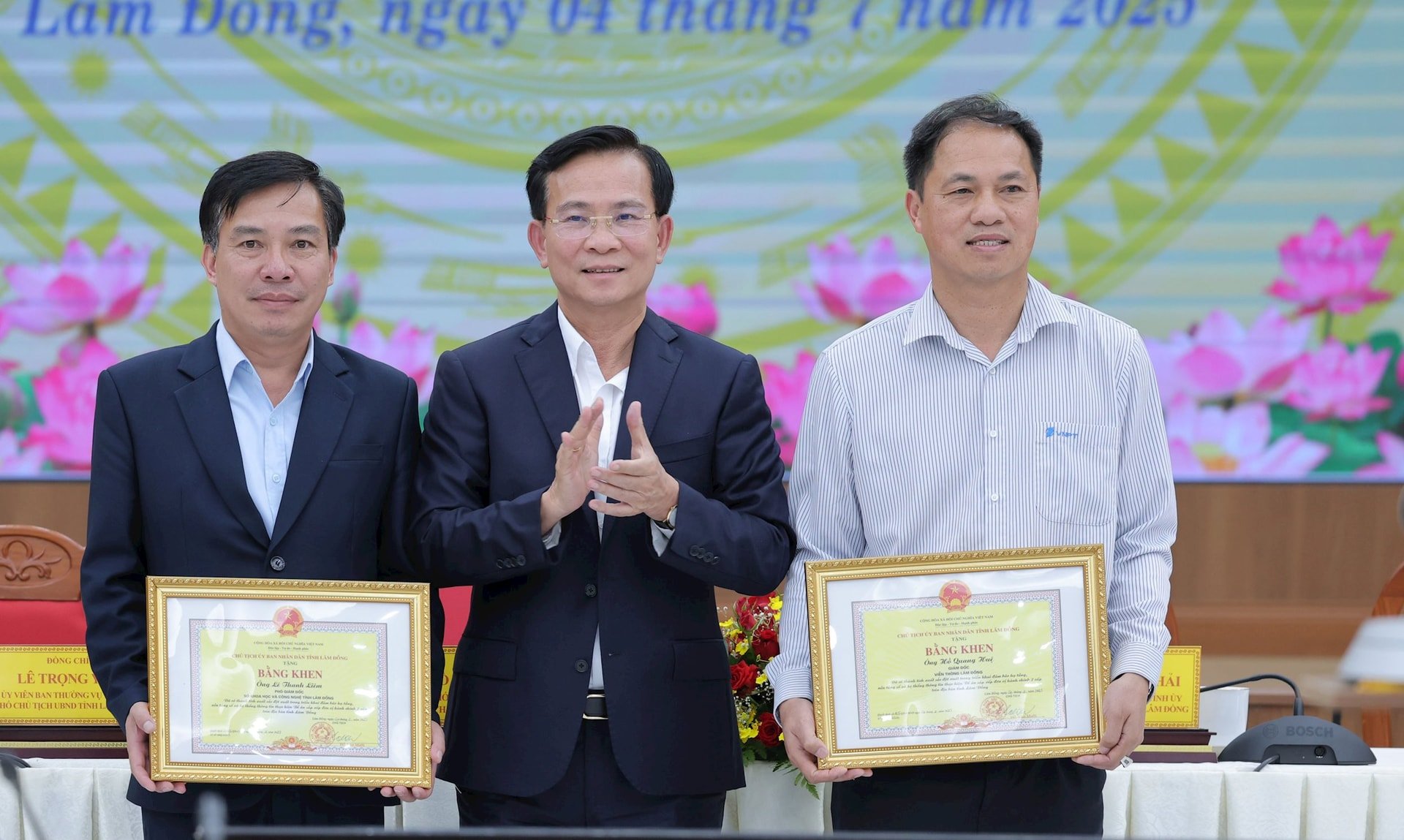trao-bang-khen.jpg