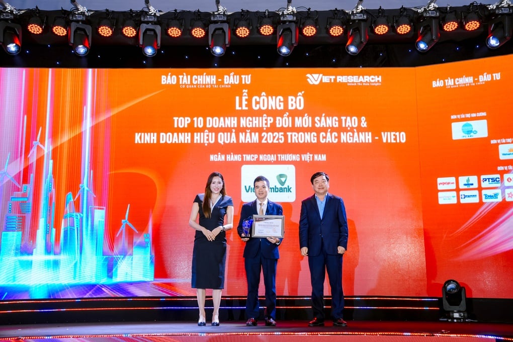 Vietnam Summit 2025 bình chọn Vietcombank dẫn đầu ngành ngân hàng về đổi mới sáng tạo và ESG - 1