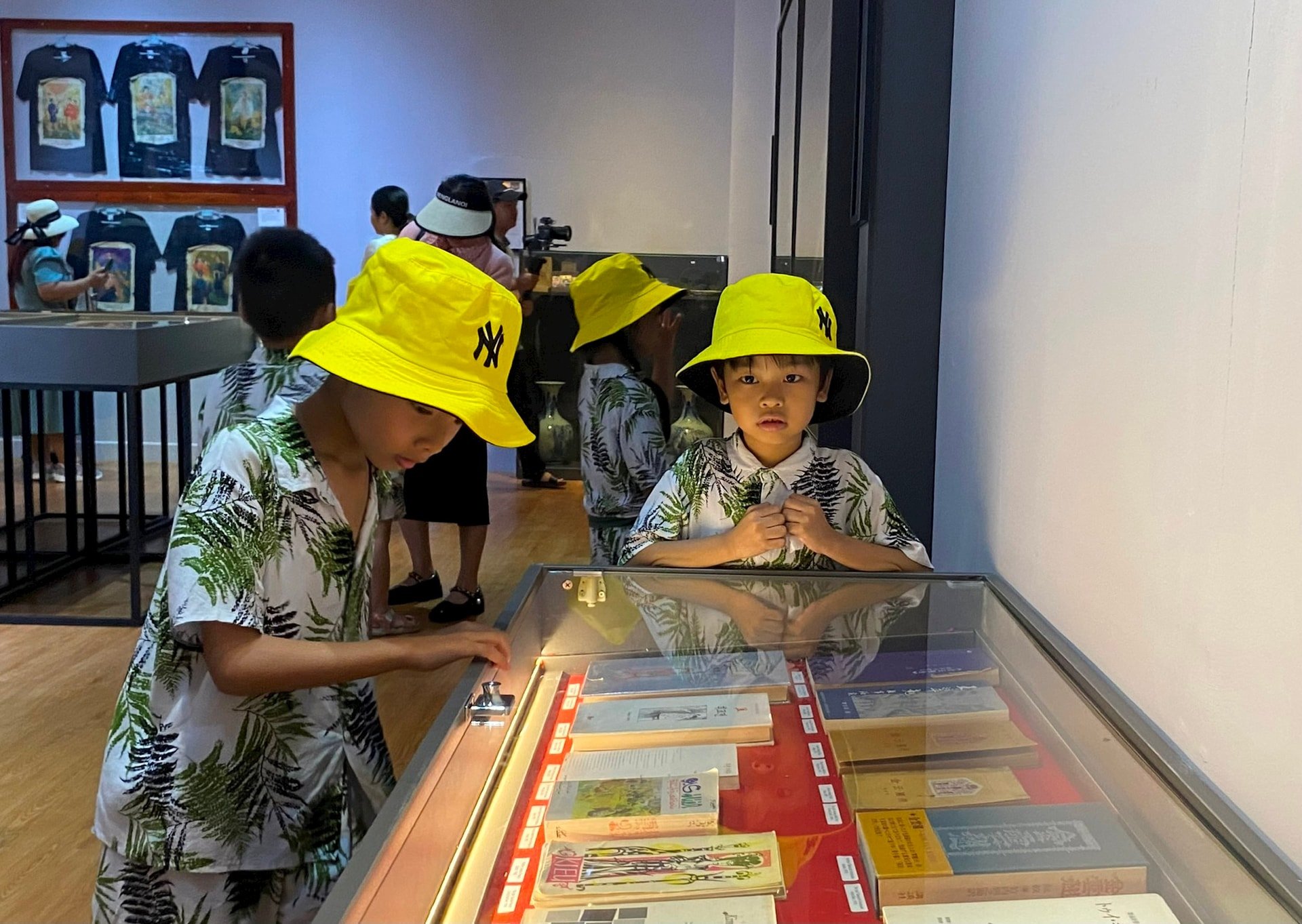 Gehen Sie nach Hoi An und betrachten Sie die Sammlung von Tien Xu-Tien Giay-Briefmarken und -Geschichten in der CSO-Galerie.jpg