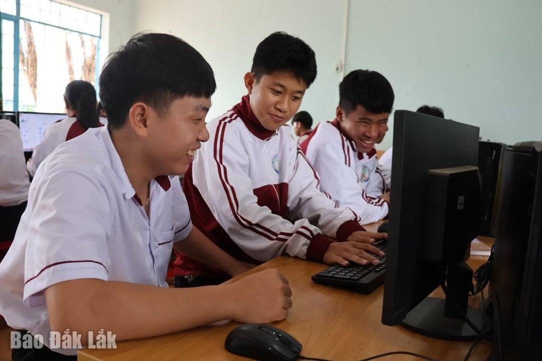 Giờ thực hành môn Tin học của học sinh Trường THPT Buôn Đôn, xã Ea Wer.