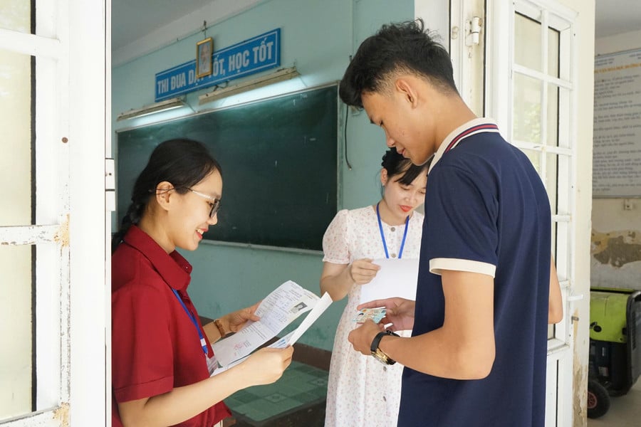 cham-thi-tot-nghiep-thpt-2025.jpg