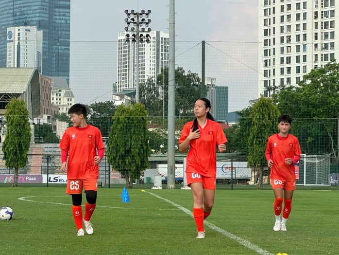 Tân binh Việt kiều thử sức cùng tuyển U20 nữ Việt Nam - Ảnh 1.
