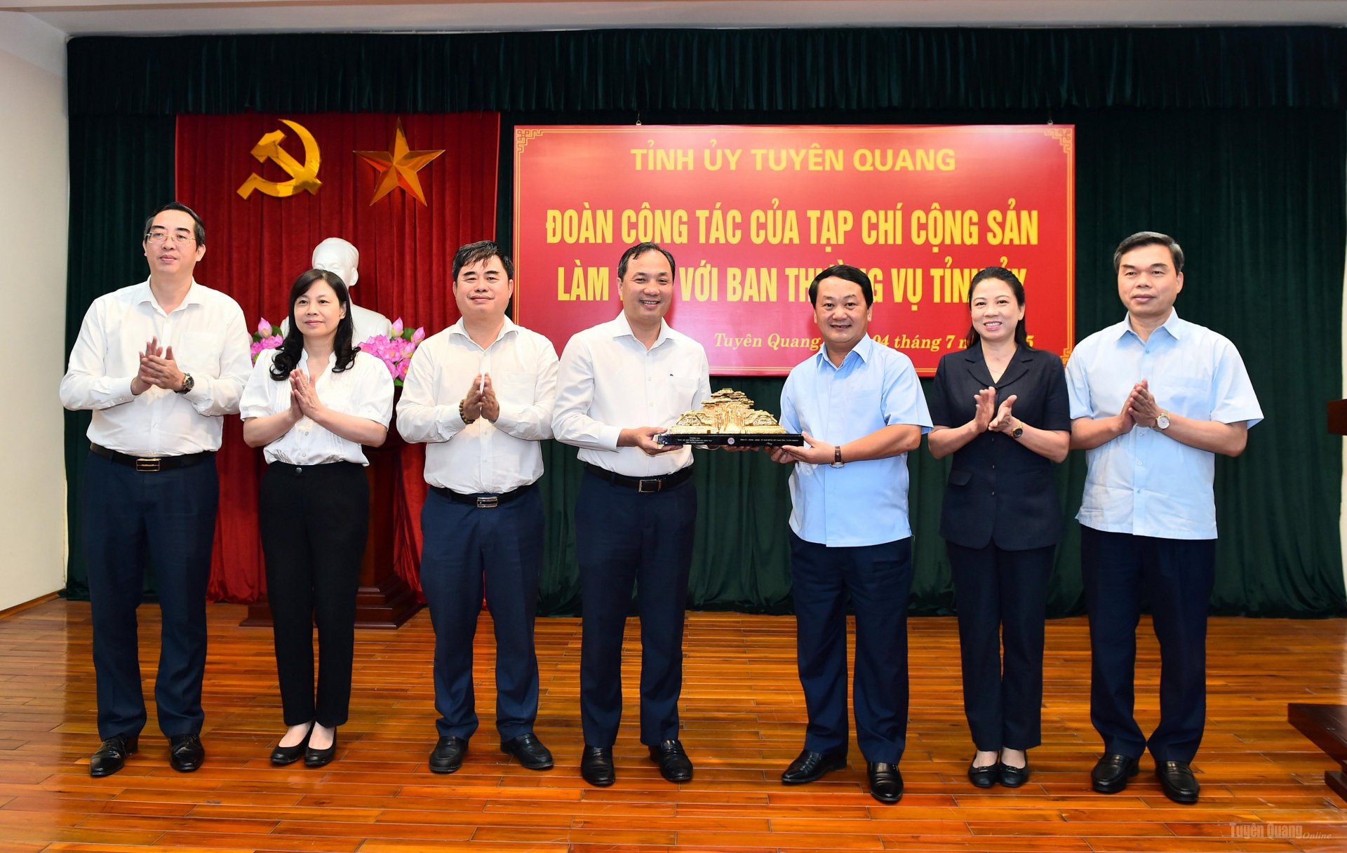 Các đồng chí Thường trực Tỉnh ủy tặng bức phù điêu Tượng đài Bác Hồ với đồng bào nhân dân các dân tộc tỉnh Tuyên Quang cho các đồng chí Ban Biên tập Tạp chí Cộng sản.