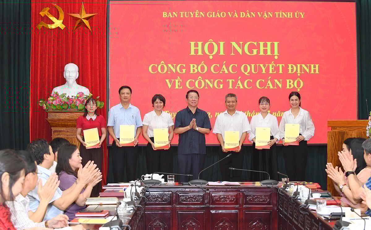 Đồng chí Trưởng Ban Tuyên giáo và Dân Vận Tỉnh ủy Trần Mạnh Lợi trao Quyết định bổ nhiệm trưởng các phòng chuyên môn và Chánh Văn phòng Ban Tuyên giáo và Dân vận Tỉnh ủy.