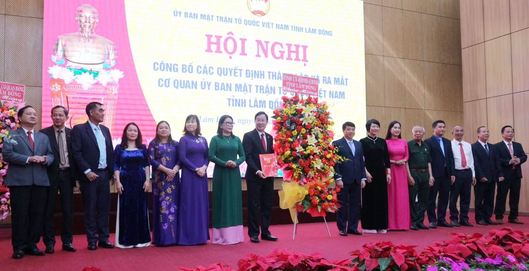 Lãnh đạo Tỉnh uỷ tặng hoa chúc mừng Cơ quan Ủy nam MTTQ Việt Nam tỉnh Lâm Đồng