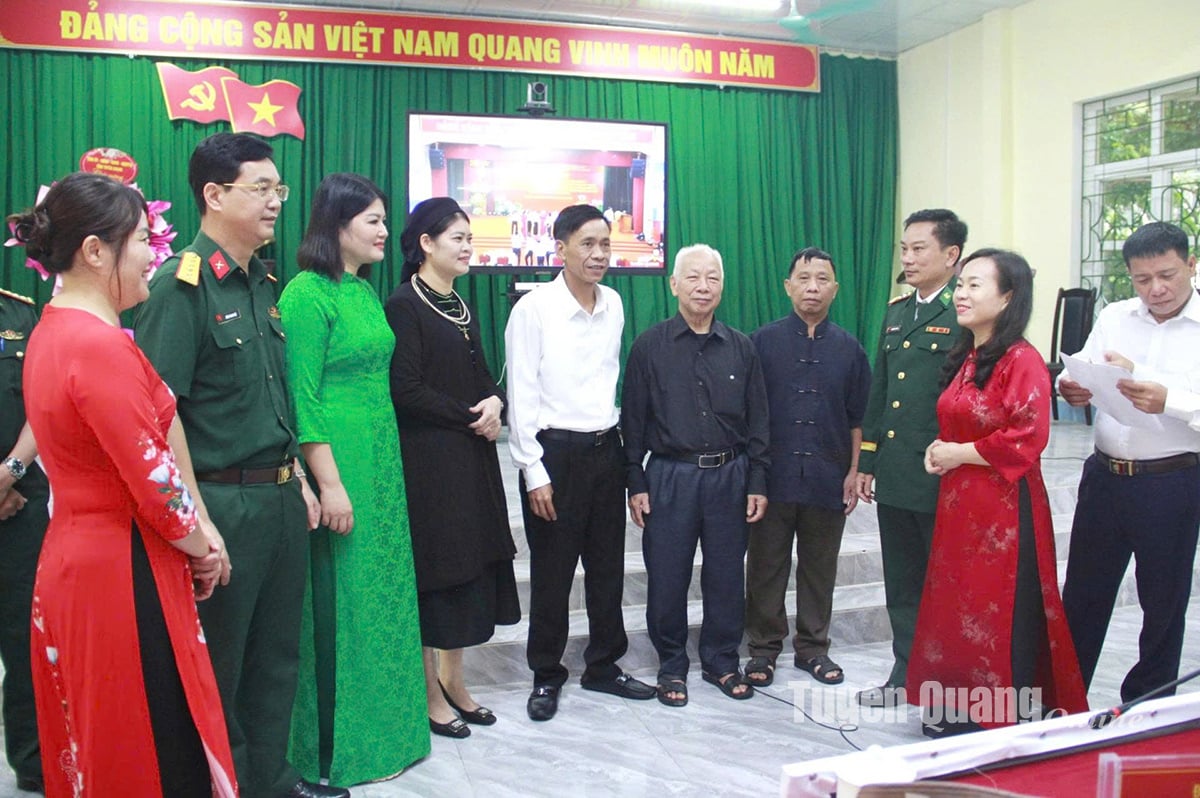 Cán bộ, đảng viên và Nhân dân xã Thanh Thủy chia sẻ niềm vui, kỳ vọng chính quyền mới thật sự gần dân, sát dân.	Ảnh: Biện Luân