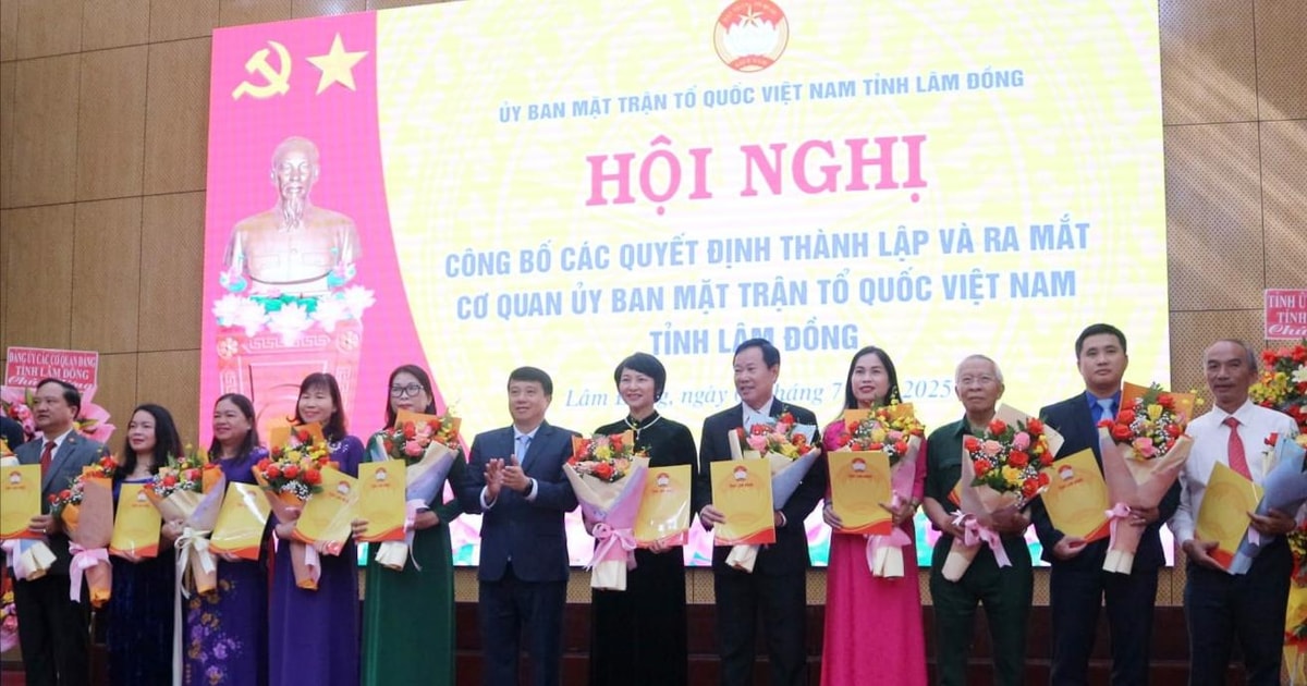 Announcing the decision to establish the Vietnam Fatherland Front Committee of Lam Dong province and personnel work