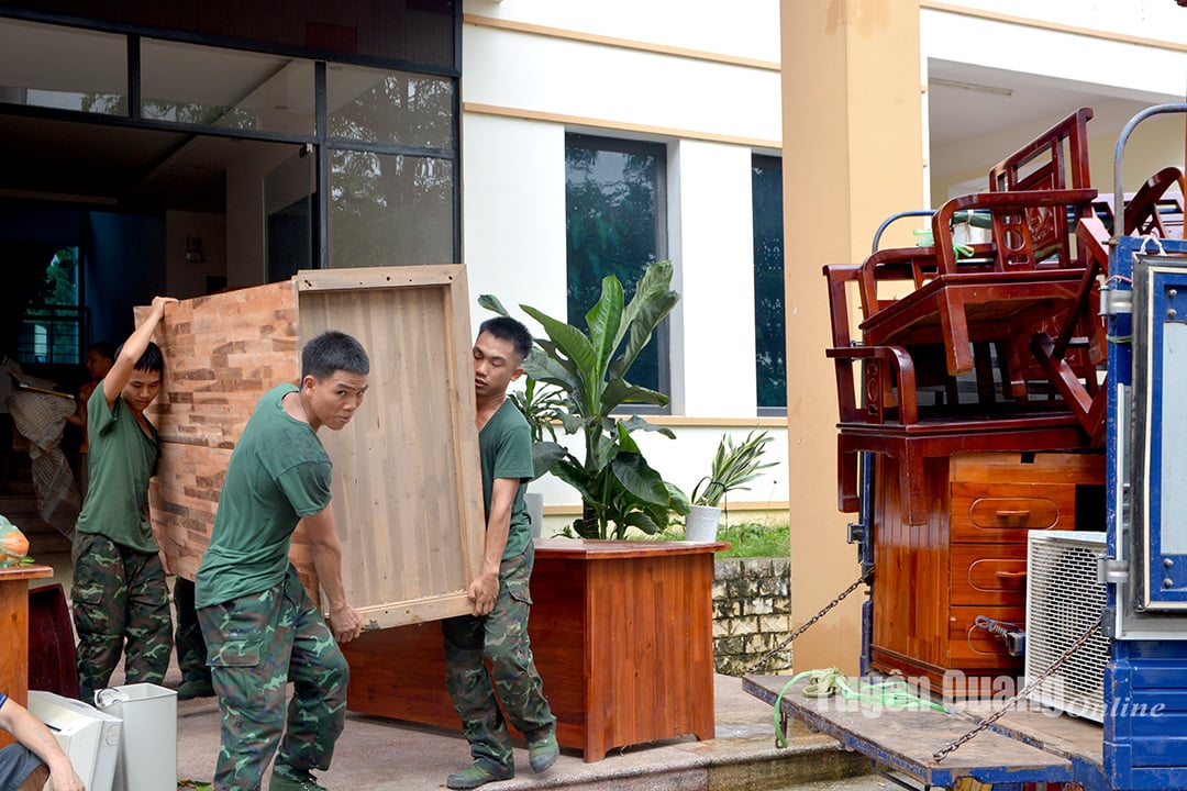 Chiến sĩ Bộ Chỉ huy Quân sự tỉnh hỗ trợ cán bộ vận chuyển, sắp xếp đồ dùng, ổn định không gian làm việc mới. 