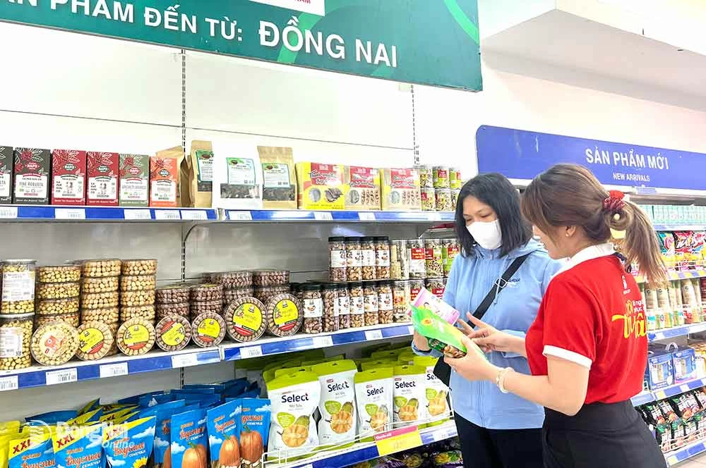 Gian hàng trưng bày các sản phẩm OCOP của Đồng Nai và các tỉnh, thành phố trên cả nước tại Big C Đồng Nai. Ảnh: H.Quân