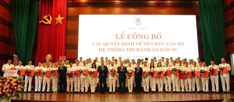 Công bố các quyết định bổ nhiệm cán bộ chủ chốt hệ thống thi hành án dân sự - Ảnh 2.
