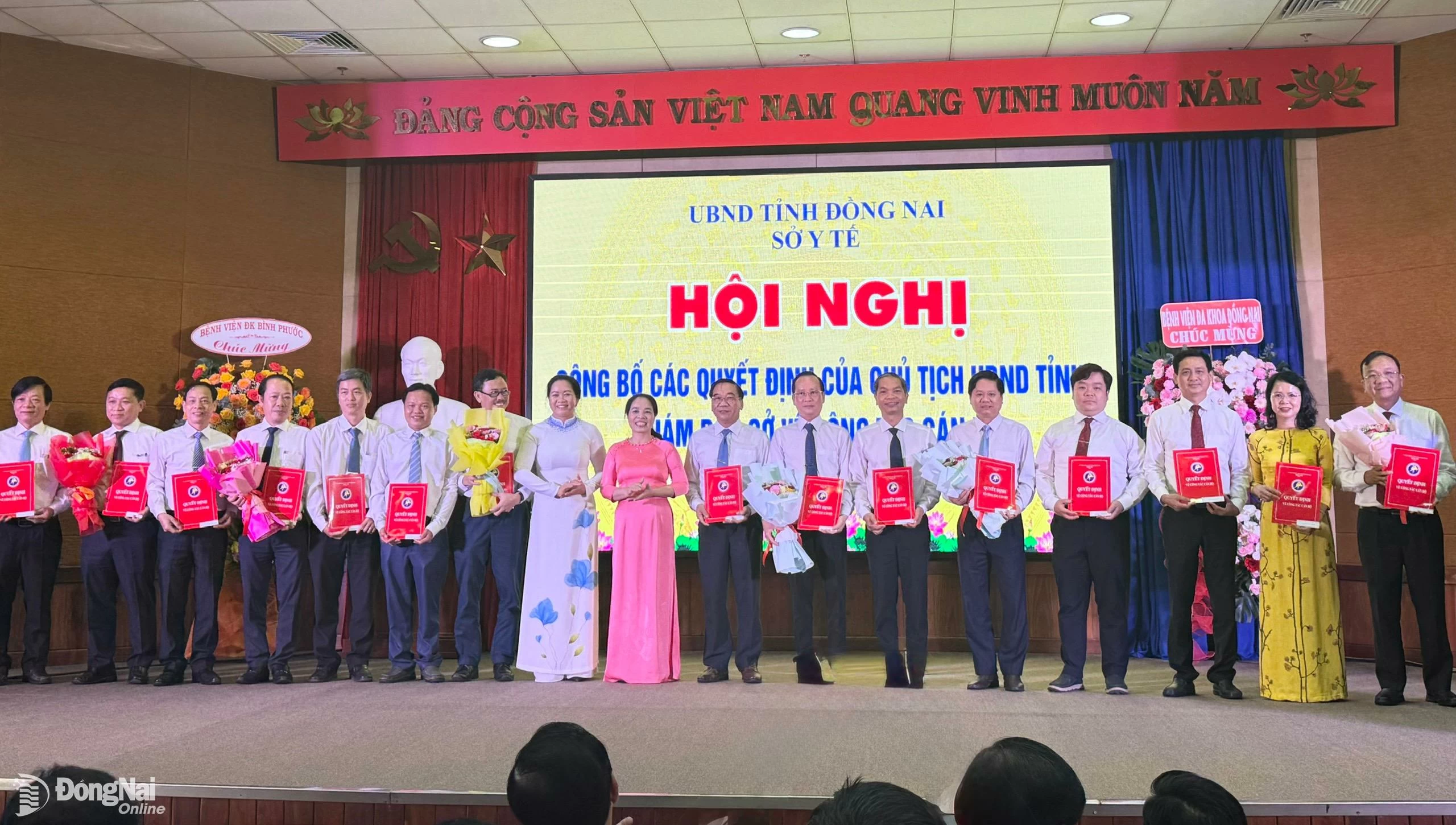 Trao quyết định bổ nhiệm cán bộ đối với các bệnh viện trong tỉnh. Ảnh: Hạnh Dung