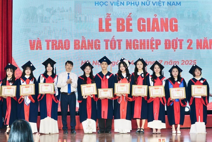 Học viện Phụ nữ Việt Nam trao bằng tốt nghiệp đợt 2 năm 2025 cho hơn 500 học viên, sinh viên- Ảnh 8.