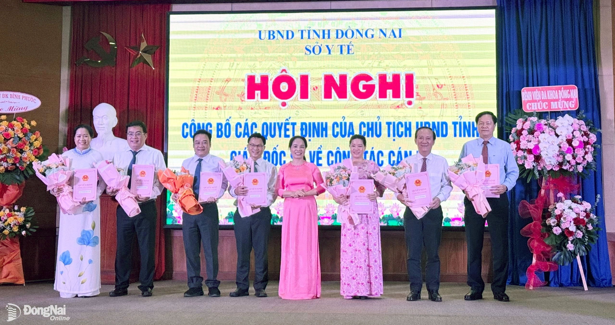 Giám đốc Sở Y tế Đỗ Thị Nguyên trao quyết định của UBND tỉnh cho các Phó giám đốc Sở Y tế. Ảnh: Hạnh Dung