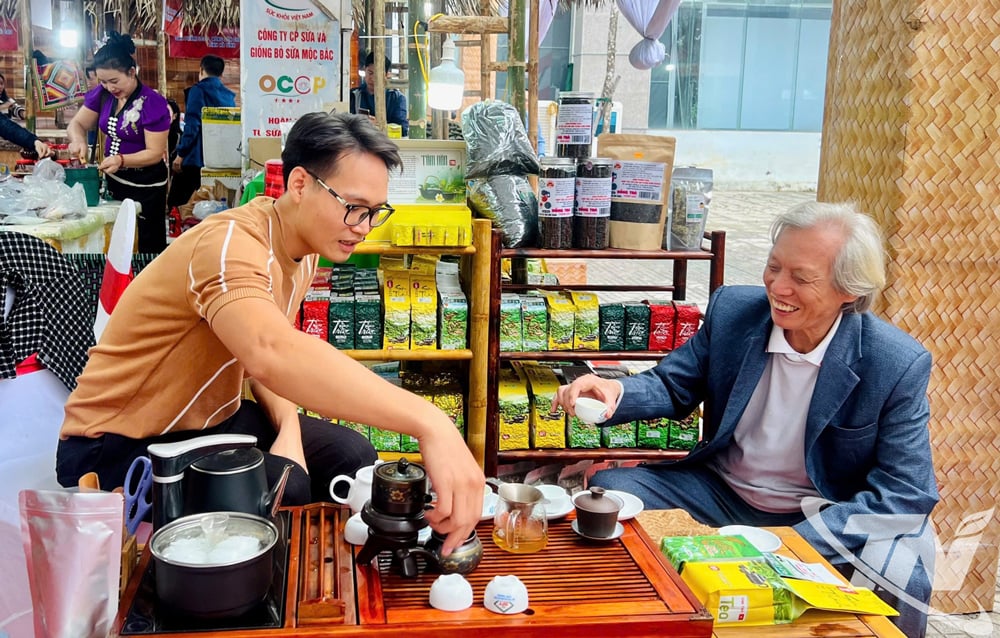 Hợp tác xã chè an toàn Sơn Thành tham gia nhiều hội chợ sản phẩm nông nghiệp để quảng bá sản phẩm tới khách hàng.