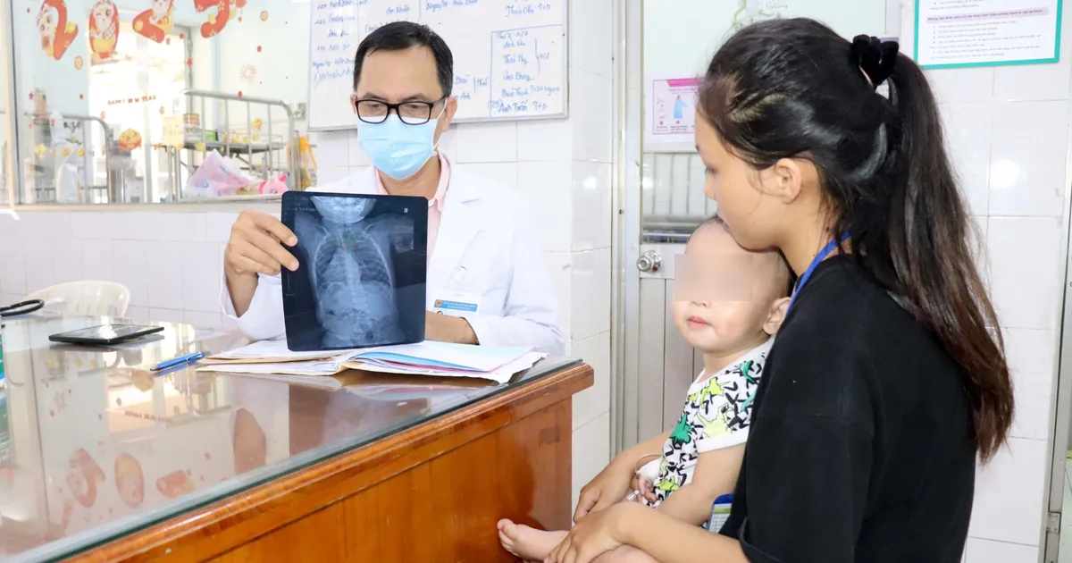 Gắp thành công kim băng ghim vào thực quản của trẻ một tuổi