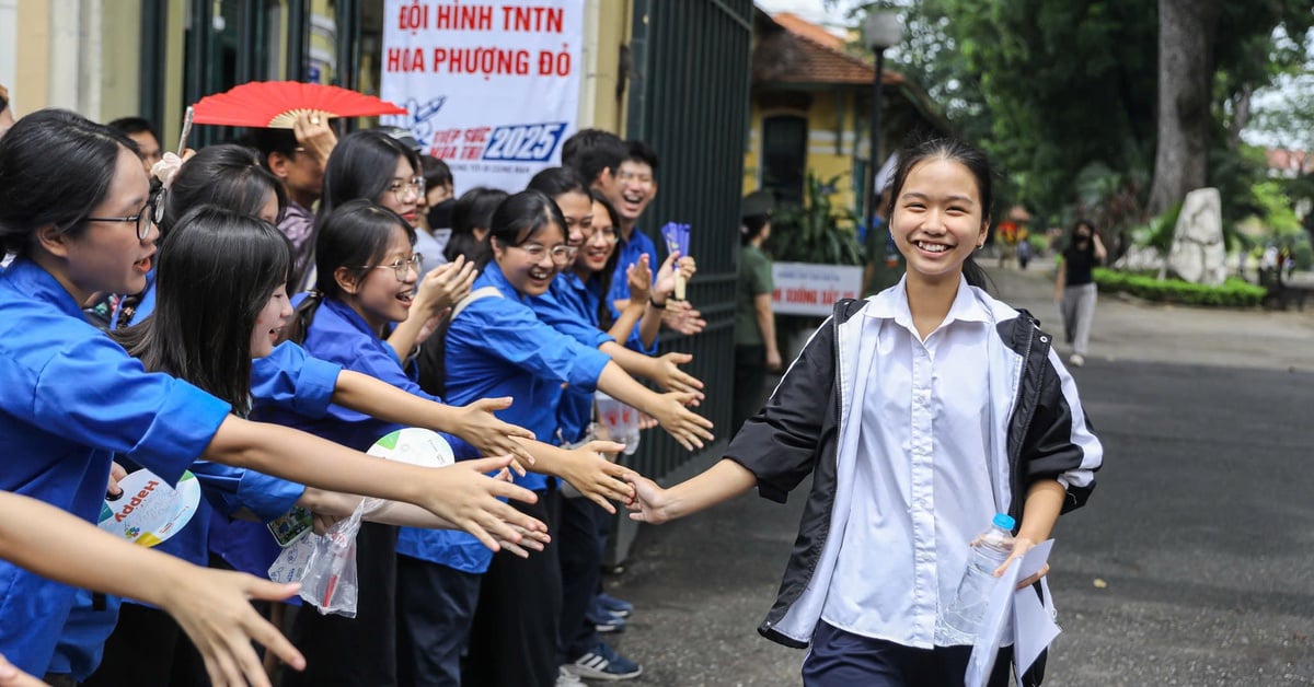 Hot: Hanoi announces admission scores for 10th grade public schools