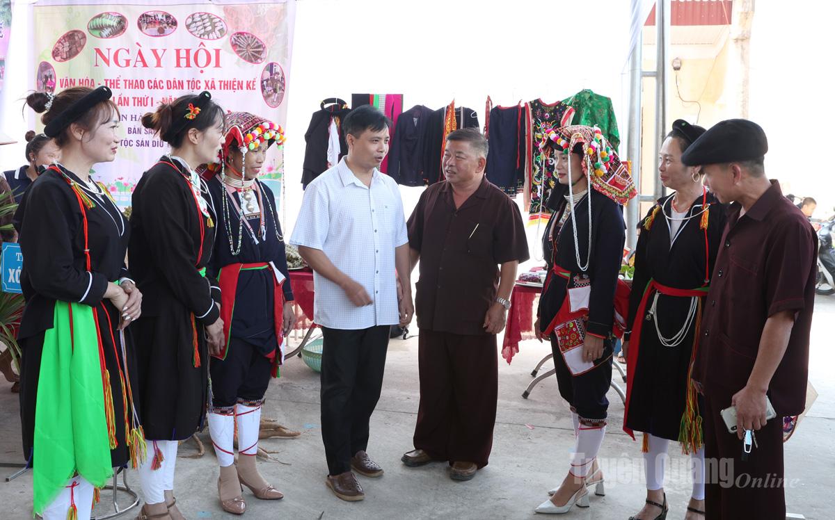 Người có uy tín trong đồng bào dân tộc Sán Dìu xã Sơn Thủy tuyên truyền, vận động Nhân dân thực hiện chủ trương, chính sách của Đảng và Nhà nước.