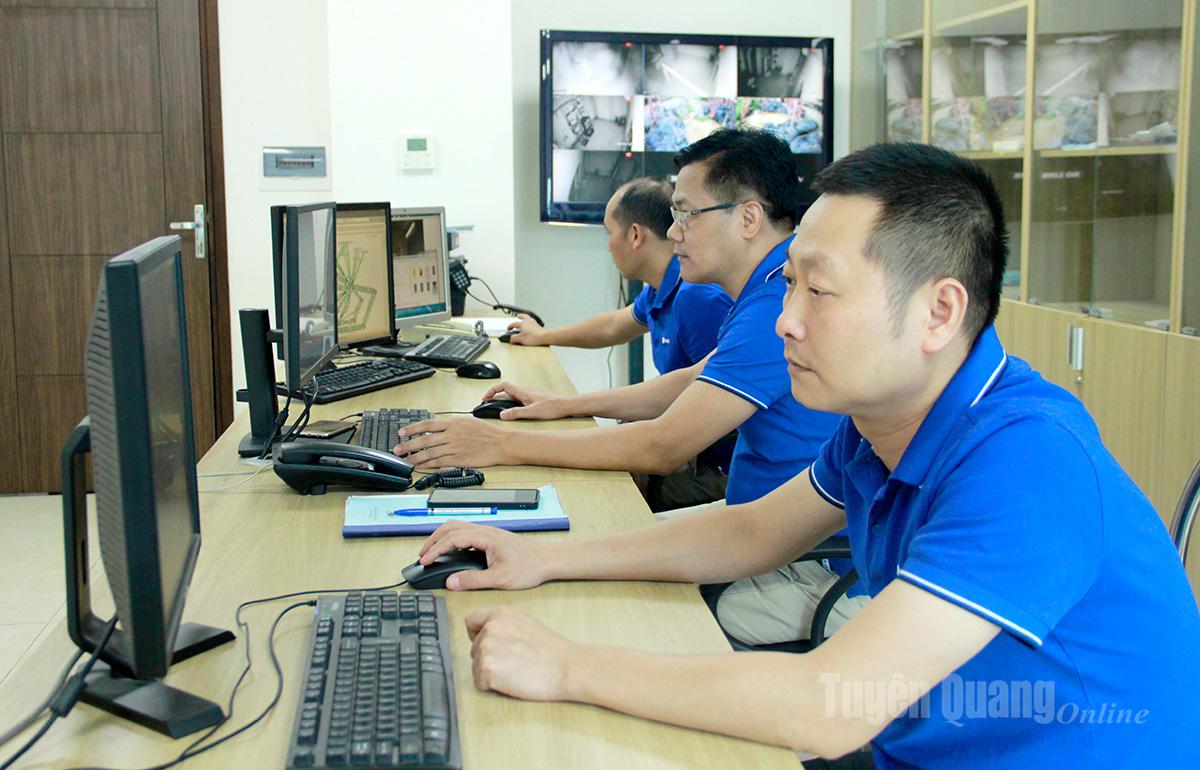 Tổ kỹ thuật khai thác Trung tâm điều hành thông tin VNPT Hà Giang giám sát hệ thống đường truyền trực tuyến, kịp thời xử lý khi có sự cố.