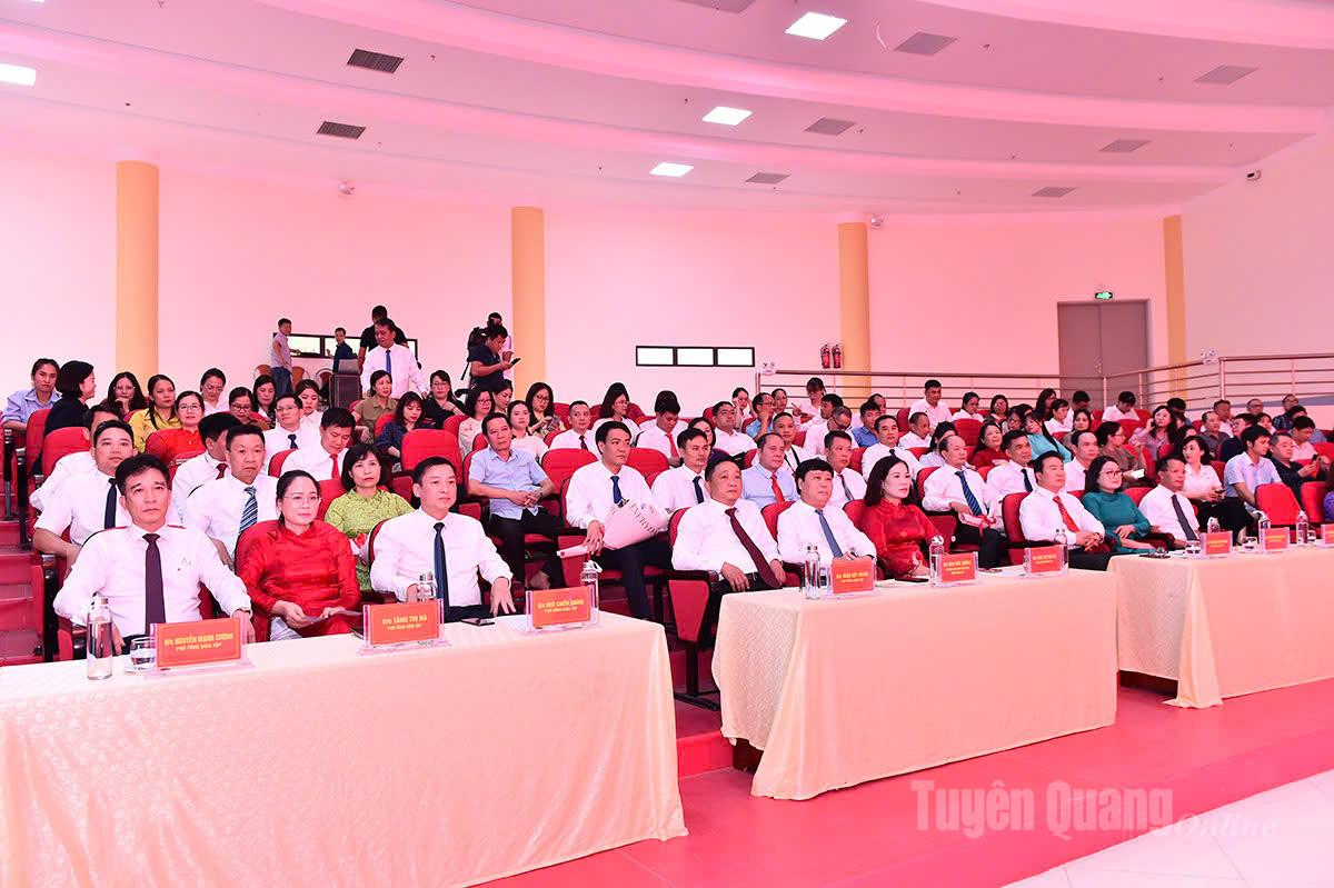 Các đồng chí lãnh đạo Báo và Phát thanh, Truyền hinh Tuyên Quang dự lễ công bố.