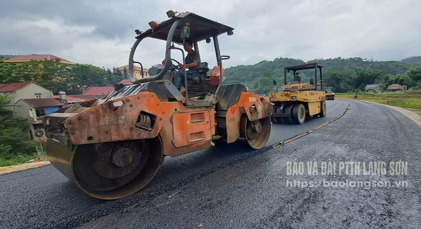 Nhà thầu tổ chức thi công hạng mục mặt đường bê tông nhựa dự án tuyến tránh đường tỉnh 226, đoạn qua thị trấn Bình Gia (nay là xã Bình Gia) -  Văn Mịch và khu tái định cư và dân cư thị trấn Bình Gia
