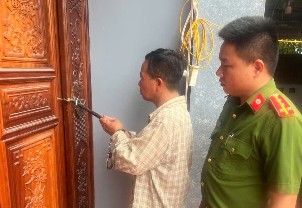 Subject Le Duc Tuan reenacts the act of property theft in Nam Hoa ward (old). Photo: Provided by the Police Department.