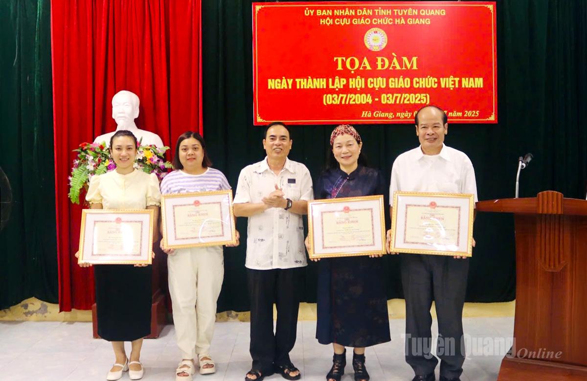 Les dirigeants de l'Association des anciens enseignants de l'ancienne région de Ha Giang ont décerné des certificats de mérite du président de l'Association des anciens enseignants du Vietnam aux personnes ayant réalisé des réalisations exceptionnelles dans la construction et le développement de l'Association des anciens enseignants de l'ancienne région de Ha Giang au cours de la période 2020-2025. lors du tournoi de Pencak Silat de la province de Tuyen Quang en 2025.