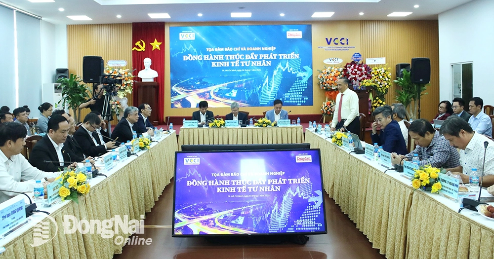 Các đại biểu tham gia tọa đàm Báo chí và doanh nghiệp: Đồng hành thúc đẩy phát triển kinh tế tư nhân”. Ảnh: Vương Thế