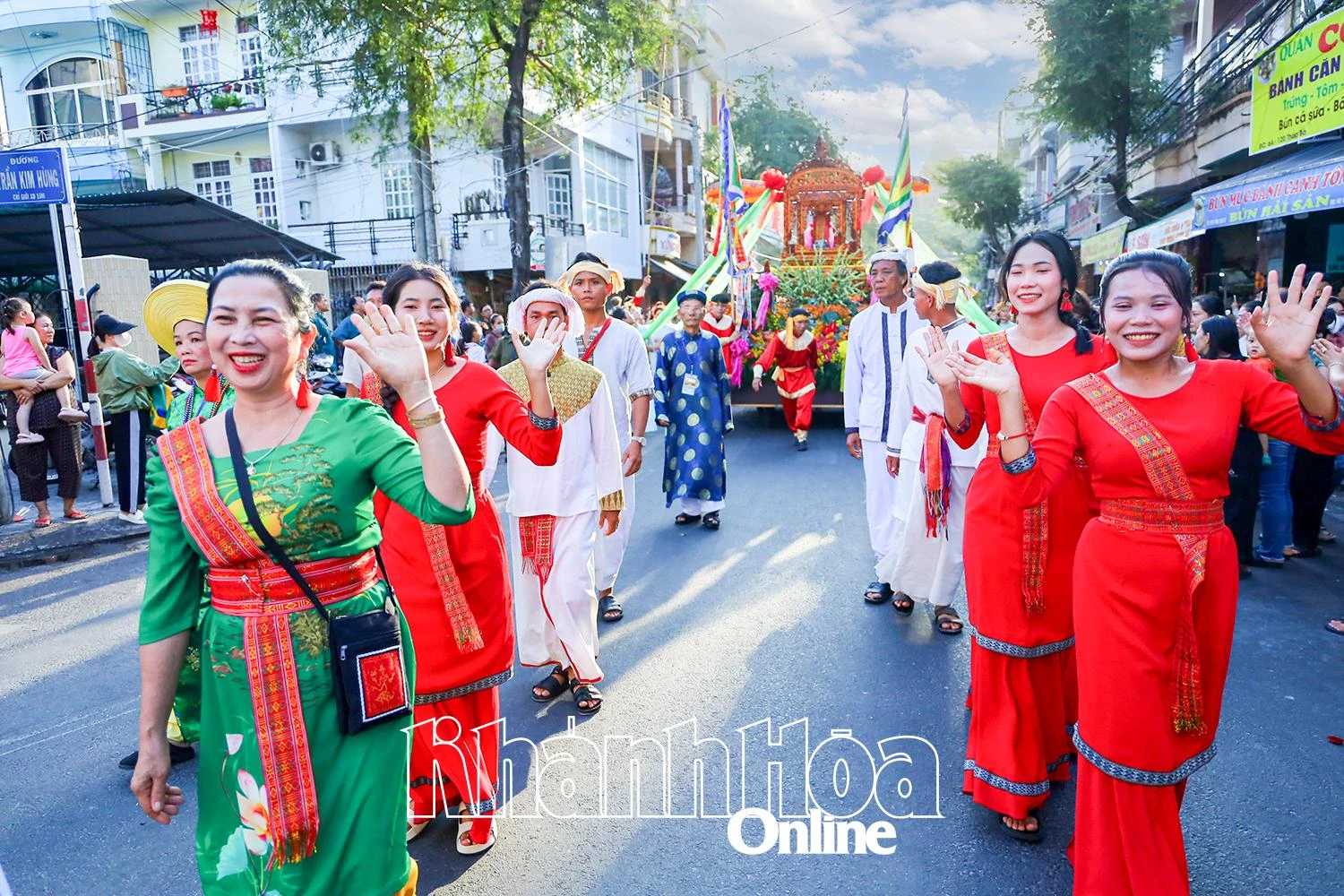 Đồng bào Chăm tham gia Lễ hội Tháp Bà Pô Nagar năm 2025.